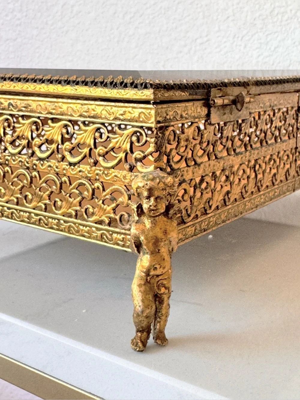 Vintage Ormolu Filigree Beveled Glass Jewelry Box with Cherub Feet - Picture 3 of 9